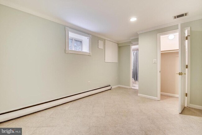 Building Photo - 5813 Midhill St