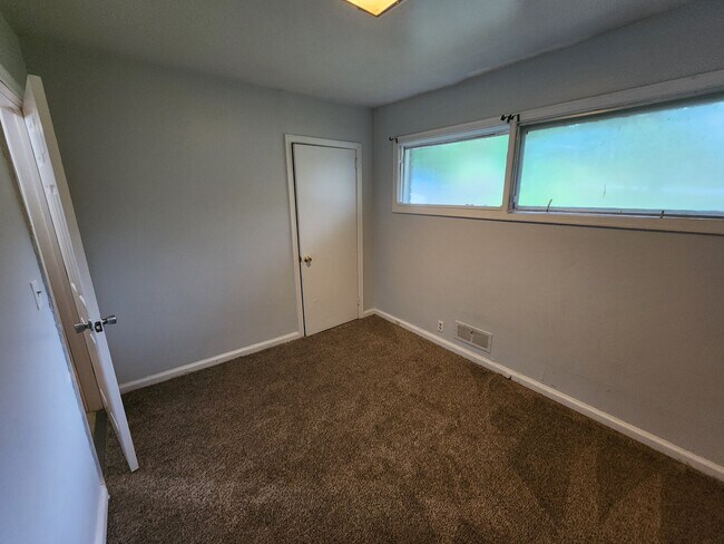 Building Photo - 4001 Calhoun Dr