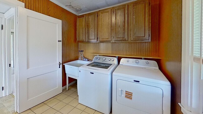 Building Photo - 129 Loucks St