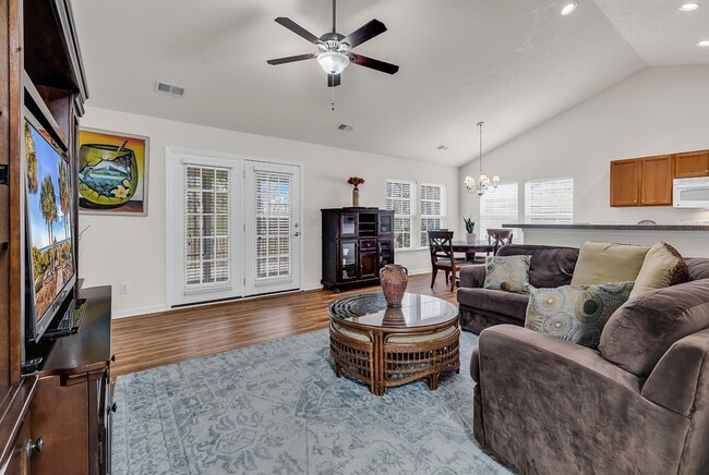 Building Photo - 765 Riverward Dr