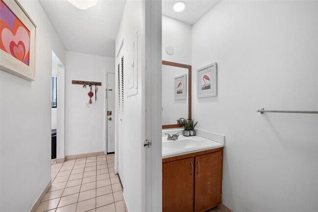 Building Photo - 9468 S Palm Dr