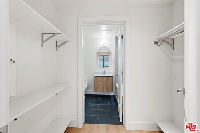 Building Photo - 1822 Overland Ave