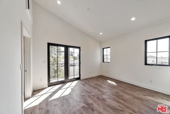 Building Photo - 1024 1/2 Masselin Ave