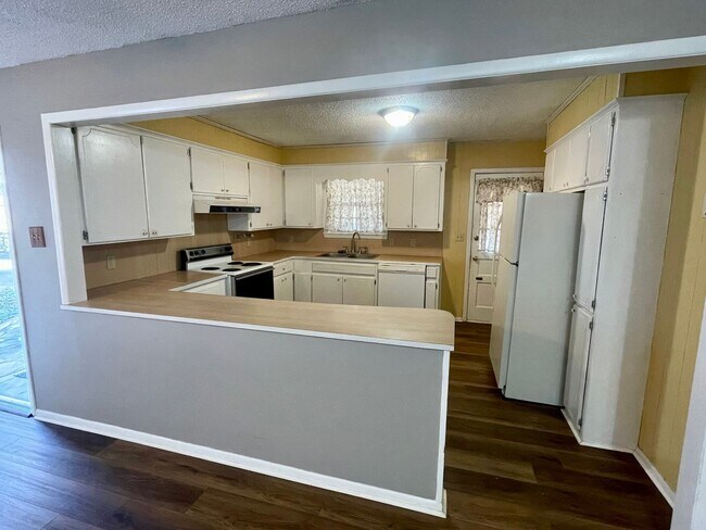 Building Photo - 3/2 on 5 Acres!