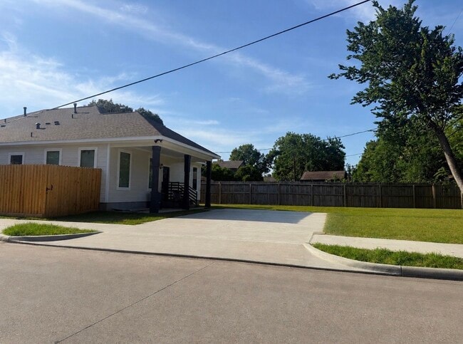 Building Photo - 623 Munger St
