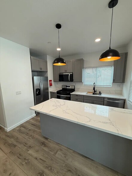 Building Photo - 1014 Cypress Ave