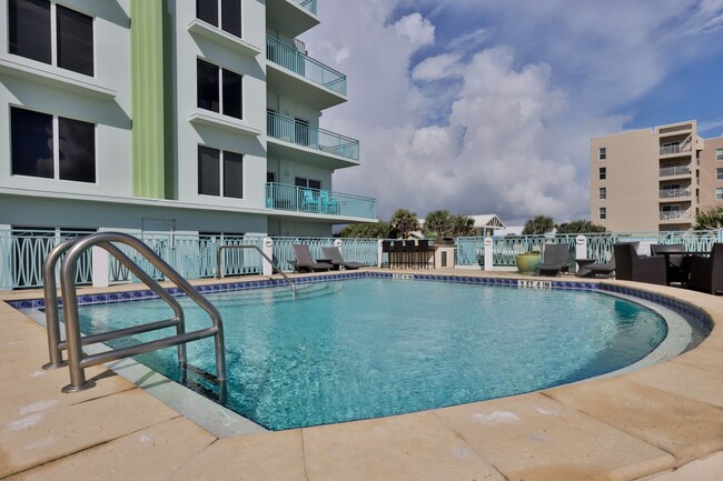 Building Photo - Oceanfront Condo 2 bed/ 2ba Beautifully De...