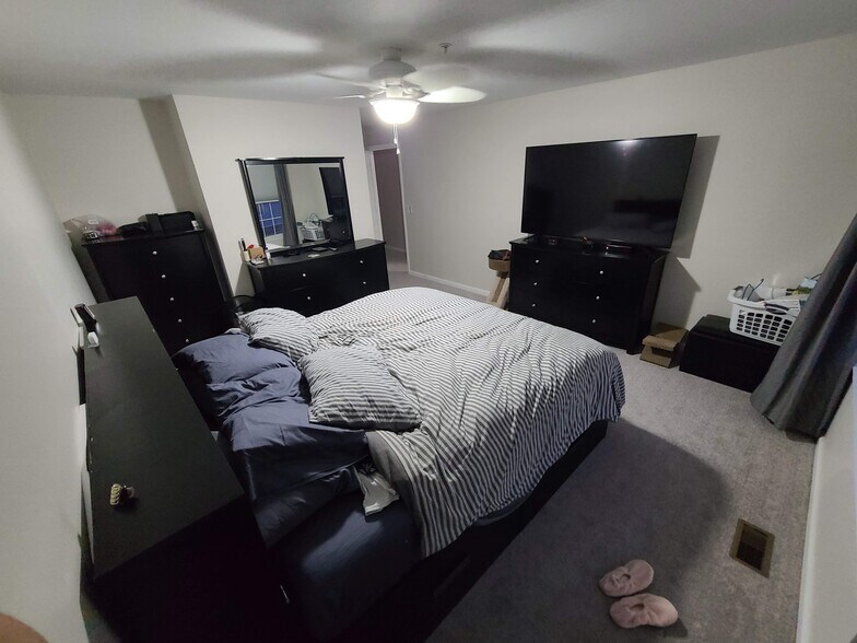 Master Bedroom - 44 Ridgedale Ave