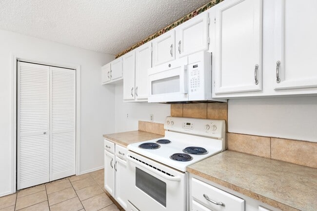 Building Photo - 8430 Cranberry Hill