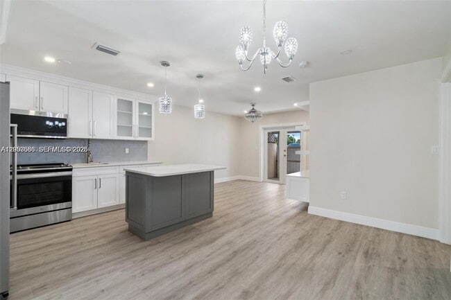 Building Photo - 330 W 74th Pl