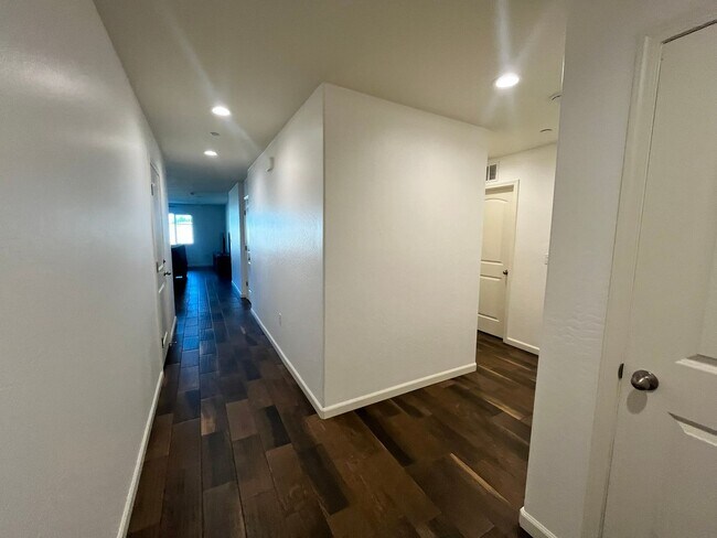 Building Photo - 1517 S Barberry Pl