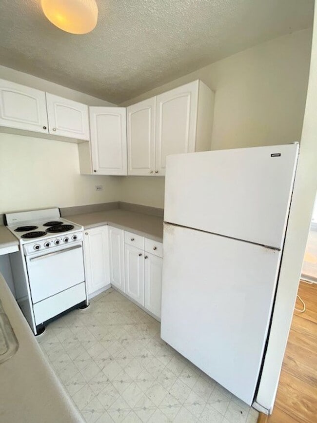 Building Photo - One bedroom with parking in Waikiki