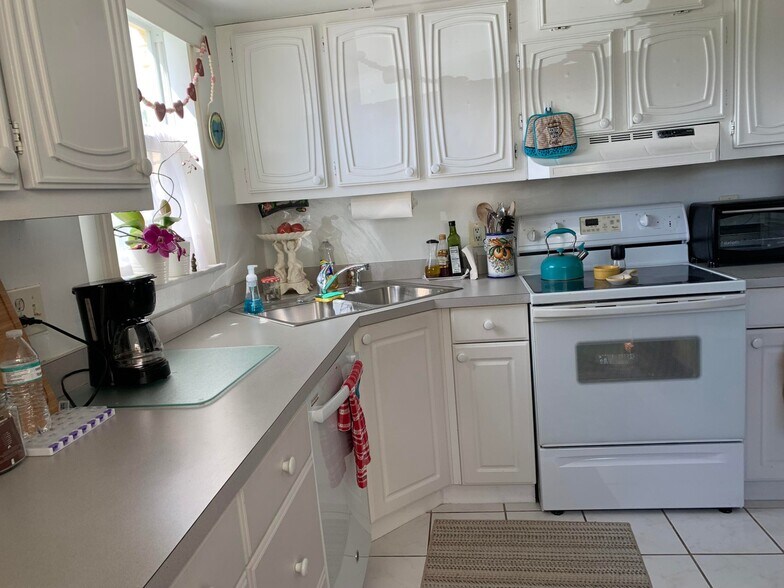 Building Photo - 3 Colonial Club Dr