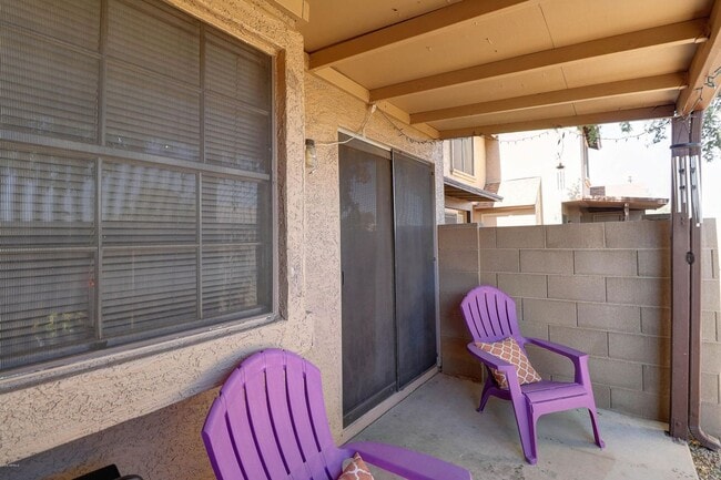 Building Photo - Updated 2 Bed/2.5 Bath Townhome in Great W...