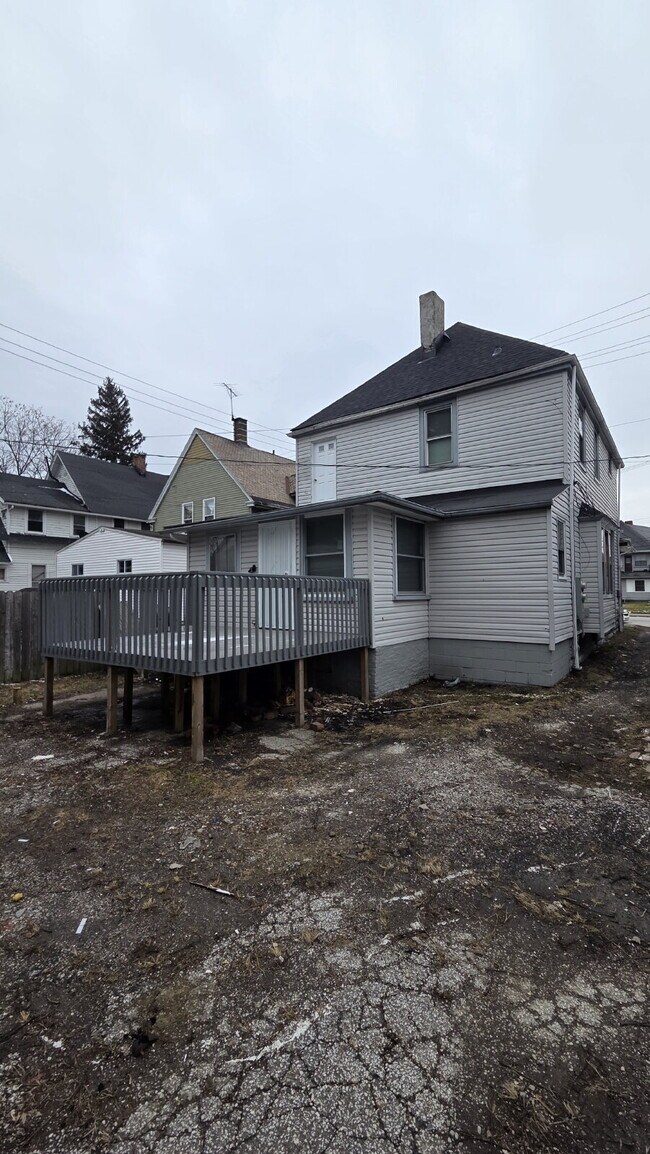 Building Photo - "2 Bedroom Duplex w/Built in Wine Rack!?! Whaaat?!?!"