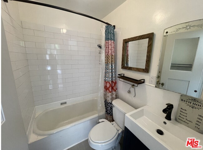 Building Photo - 147 S Poinsettia Pl