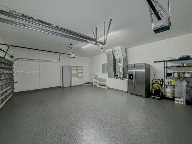 Building Photo - 2556 Jardin Manor