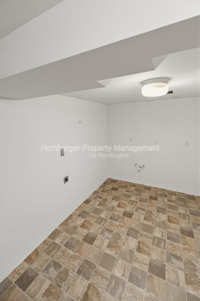 Building Photo - 612 E Walton Ave