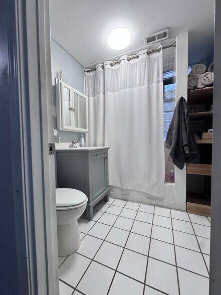 Building Photo - 2559 W Fullerton Ave