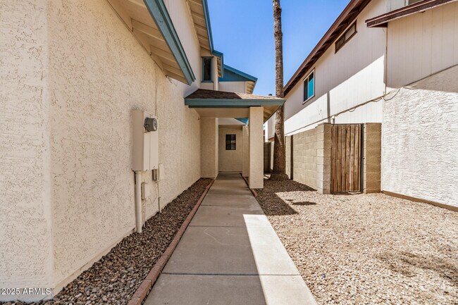 Building Photo - 10023 W Sells Dr