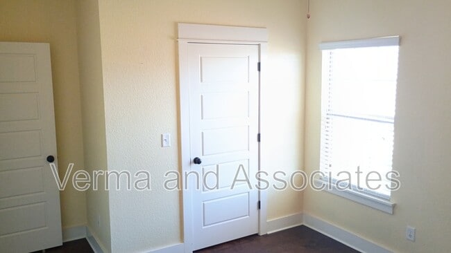 Building Photo - 1610 Sweetbriar Way