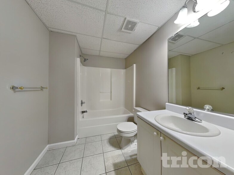 Building Photo - 2205 Washington Dr