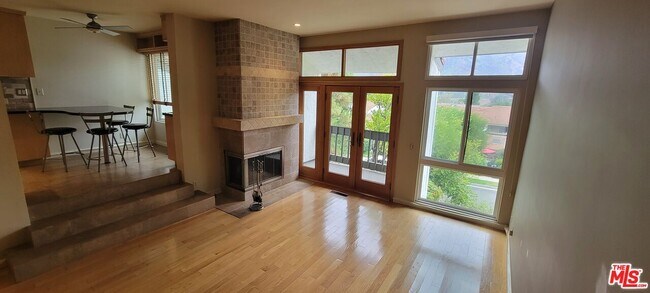 Primary Photo - 17087 Palisades Cir