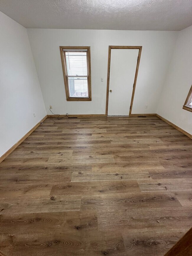 Building Photo - 3 Bedroom, 1 Bathroom House with Carport
