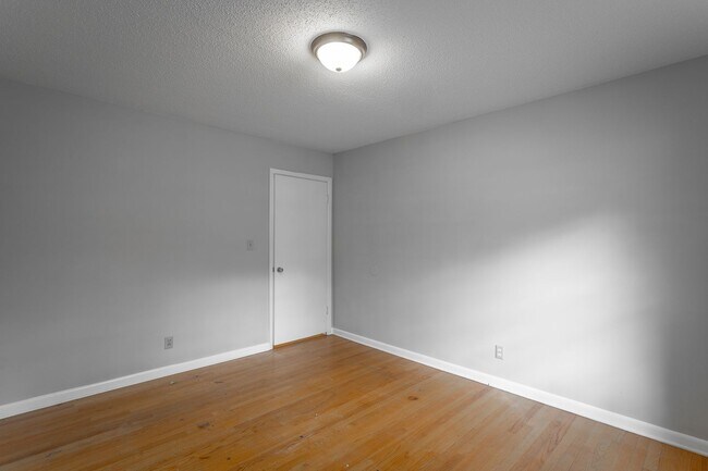Building Photo - 3 Bedroom Home Close to All