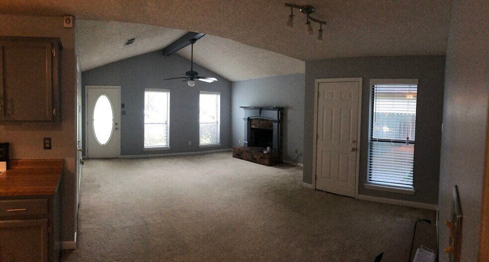 Building Photo - 12 Oak Forest Pl