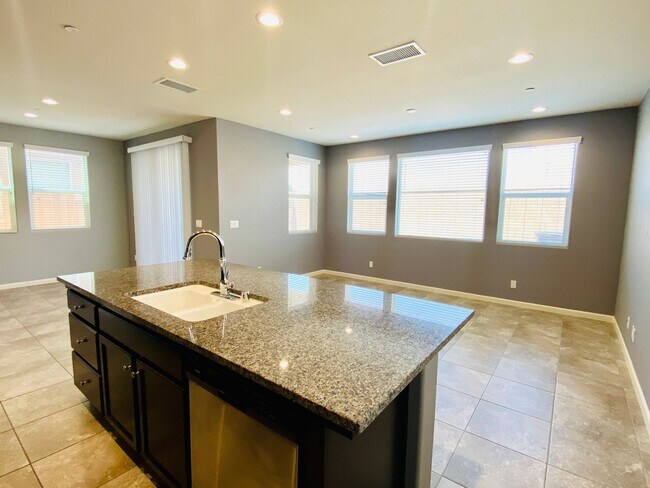 Building Photo - $2,395 Belmont & Fowler, 3 Bedroom - N Eli...