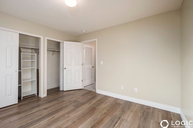 Building Photo - Spacious Row End Townhome in Amazing Locat...