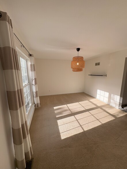entry way looking into dining room - 2562 Creve Coeur Dr