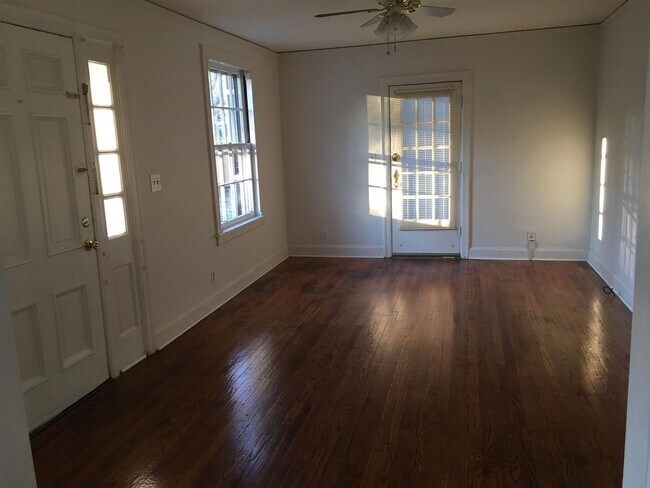 Building Photo - Main floor of Adorable home for rent!