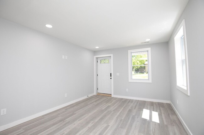 Building Photo - 2 Bedroom Madison Cutie