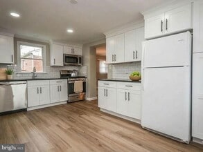 Building Photo - 4426 Hallet St