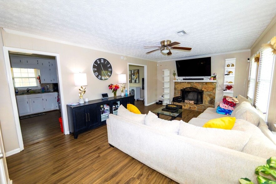 Building Photo - 917 Chartley Dr SW