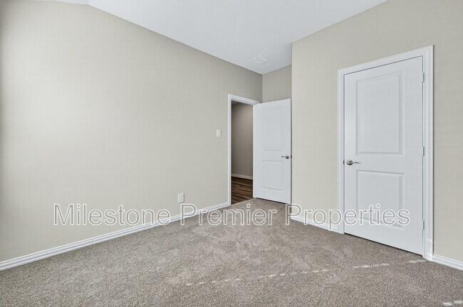 Building Photo - 2121 Gustavus Dr