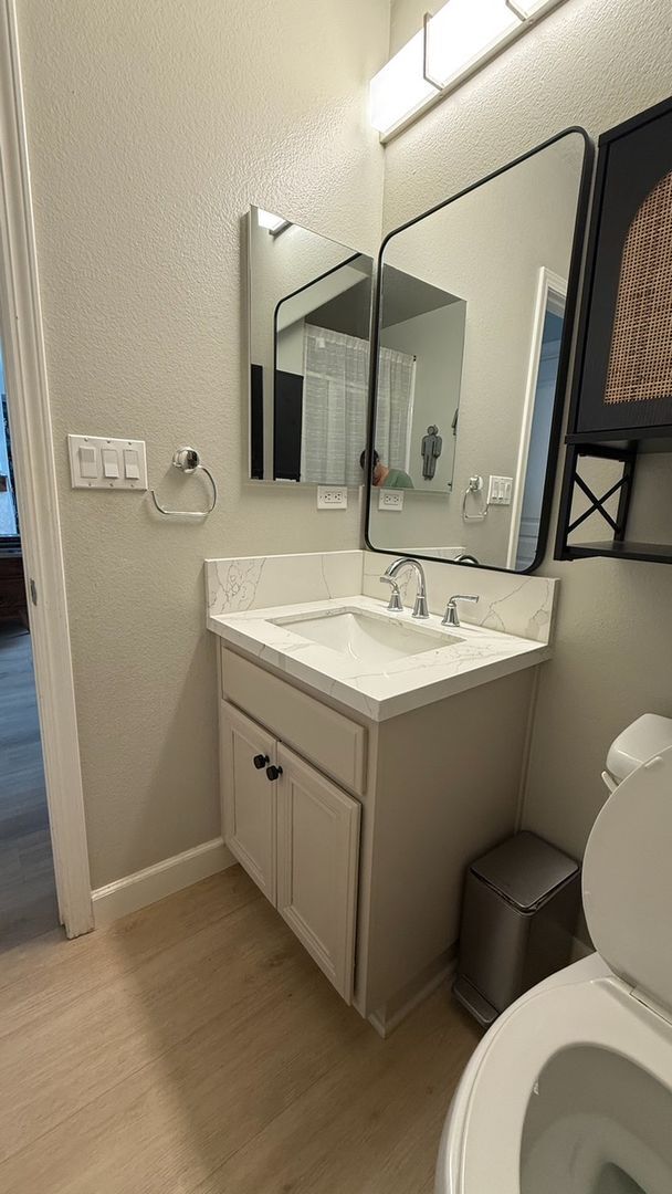 Building Photo - Spacious 4-Bedroom Townhome with Downstairs Bed/Bath in Creekside!