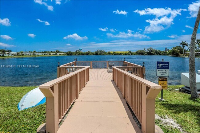 Building Photo - 2223 Park Ln