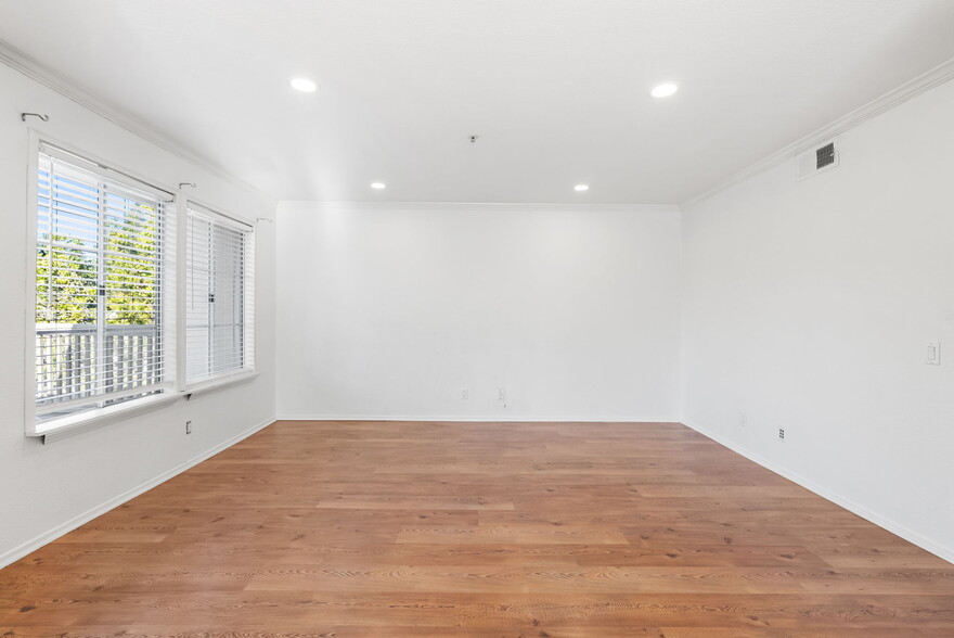 Building Photo - 155 N Cross Creek Rd