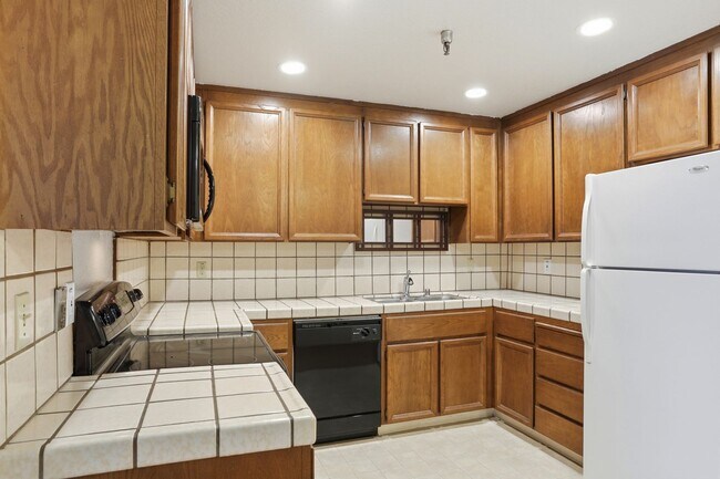 Building Photo - Gated Madonna Vista Community!