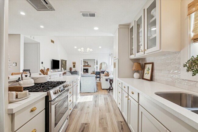 Building Photo - 5907 Hewitt Dr