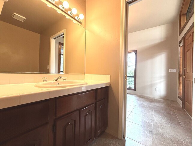 Building Photo - Custom home on 3 acres in Williamson Valley