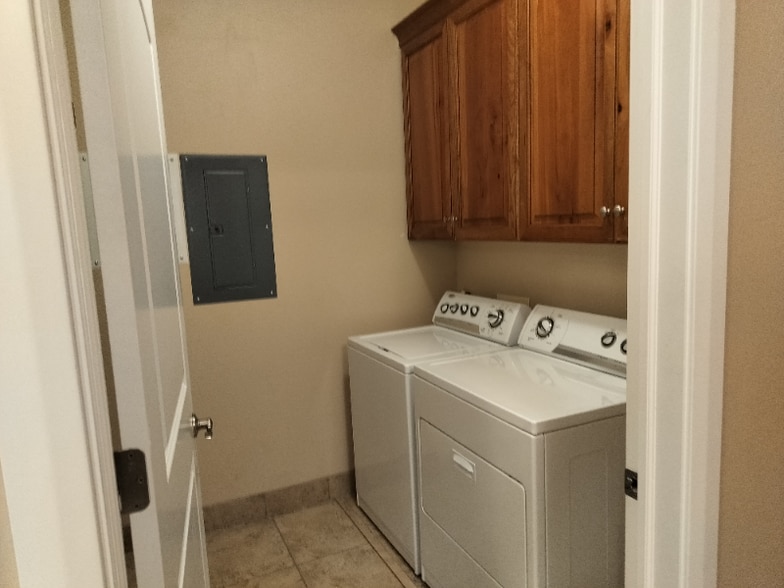 Building Photo - 810 S Dixie Dr