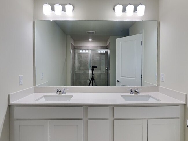 Building Photo - 3187 Emerald Acrs Ln