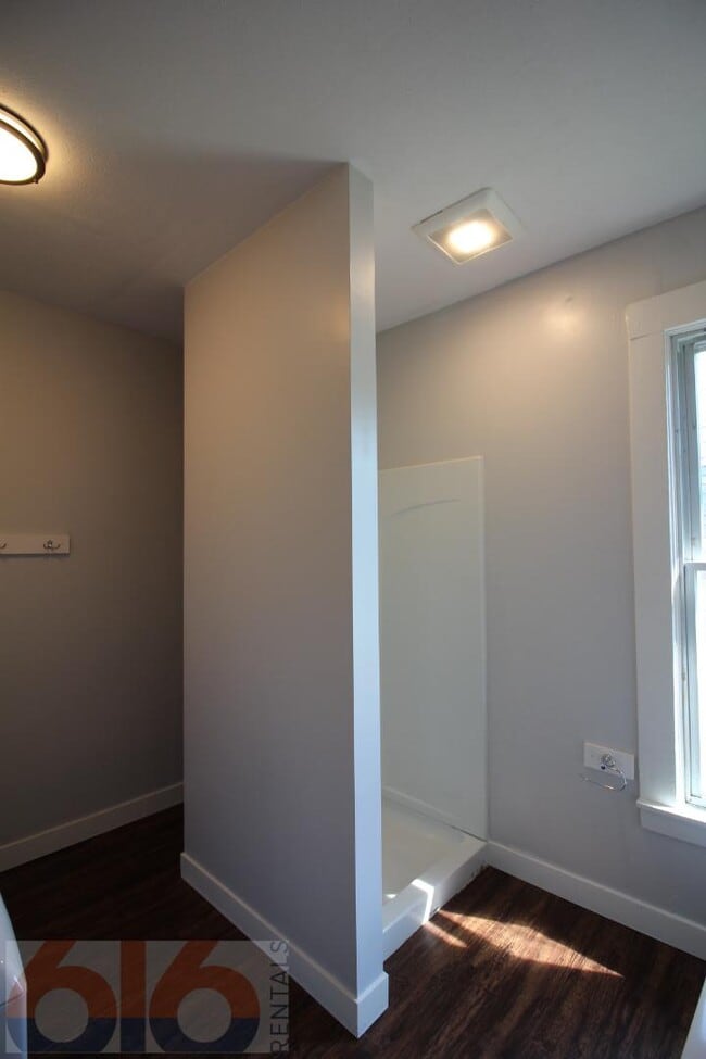 Building Photo - 27 National Ave SW