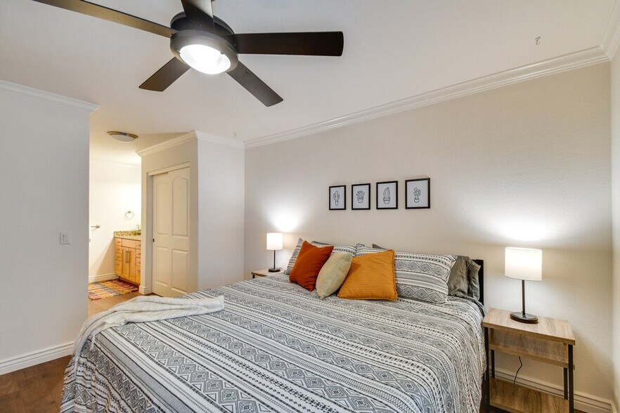 Building Photo - 2025 E Campbell Ave