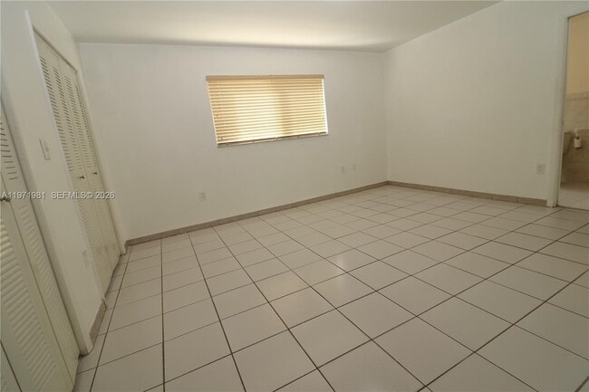 Building Photo - 230 SW 30th Ave