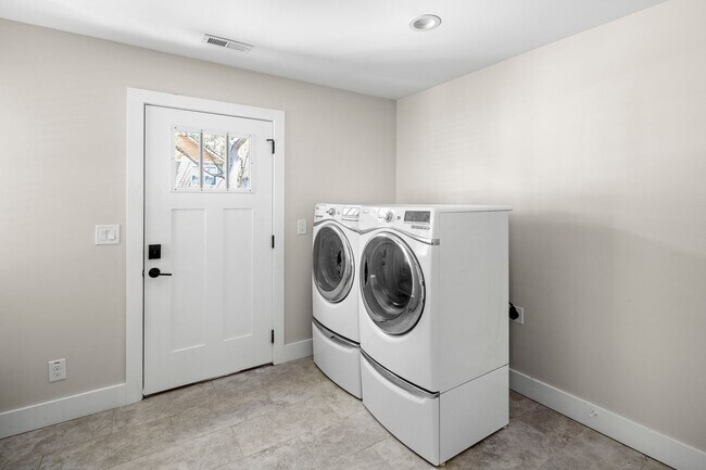 Building Photo - Beautiful Home - Excellent Kenilworth Location!